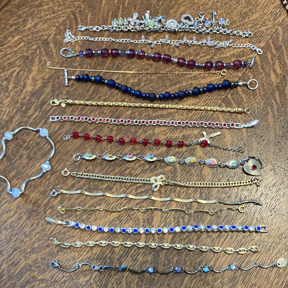 Big lot of 51 piece, ladies assorted bracelets, Jewelry